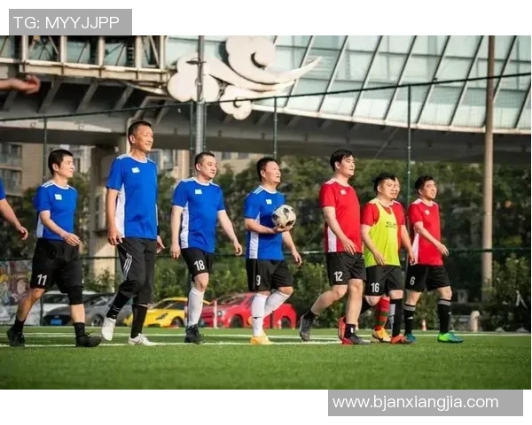 足球明星在野球场的精彩对决与意外挑战展现运动魅力与激情